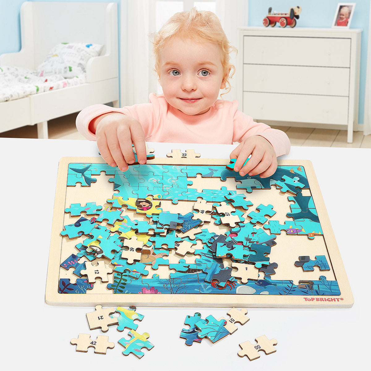 The puzzle pieces are made from high-quality solid wood, and thanks to the rounded corners and edges they are also easy to grip for little hands.