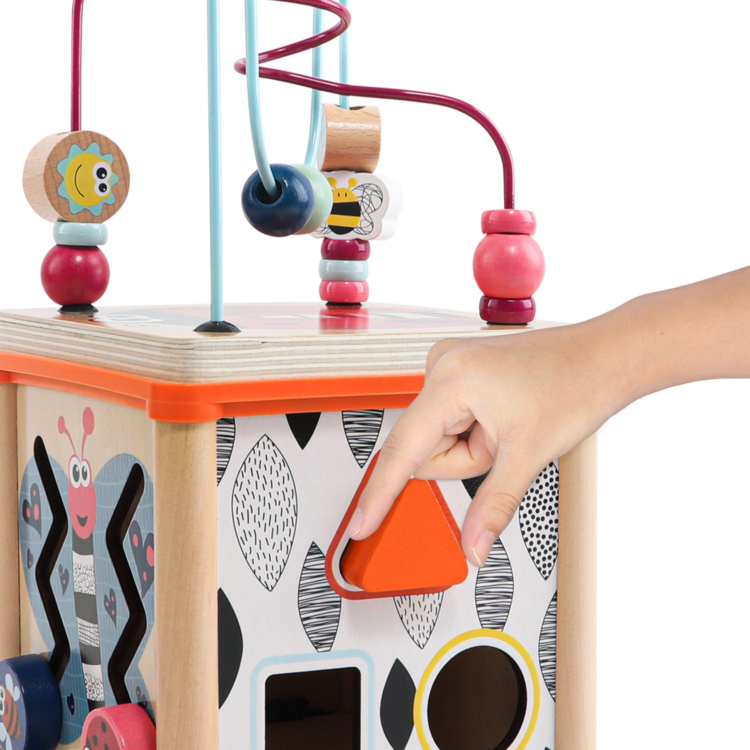 There is so much to discover! The stylish design of the Activity Cube in trendy unisex colours invites babies and toddlers to play and learn. Whether it's a motor loop with a bead maze, sorting shapes or practicing the time - hours of fun are guaranteed with the motor cube!