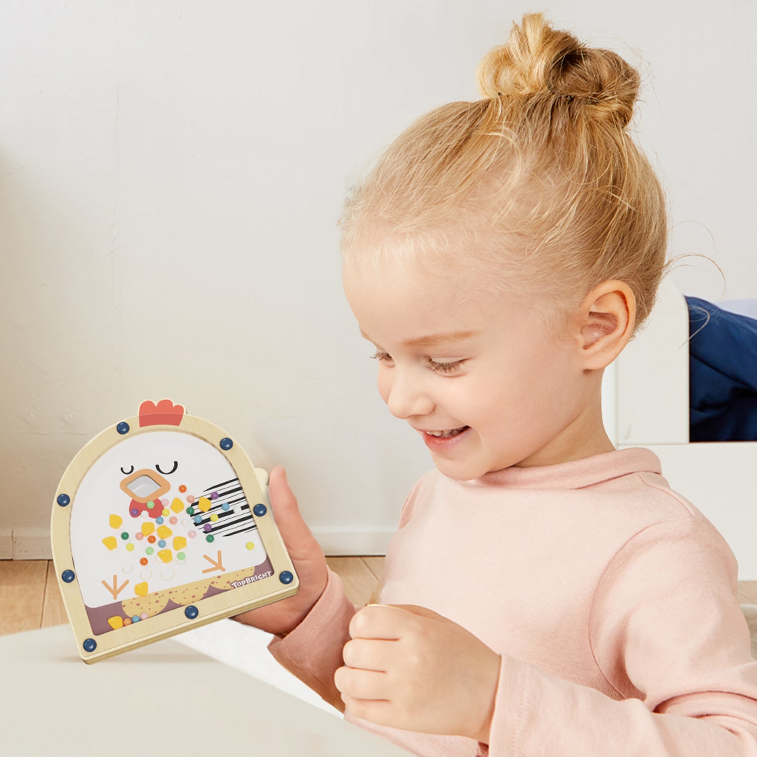 The game helps children to focus and concentrate. In an entertaining way, Feed the Hen promotes their fine motor skills and trains patience and dexterity.