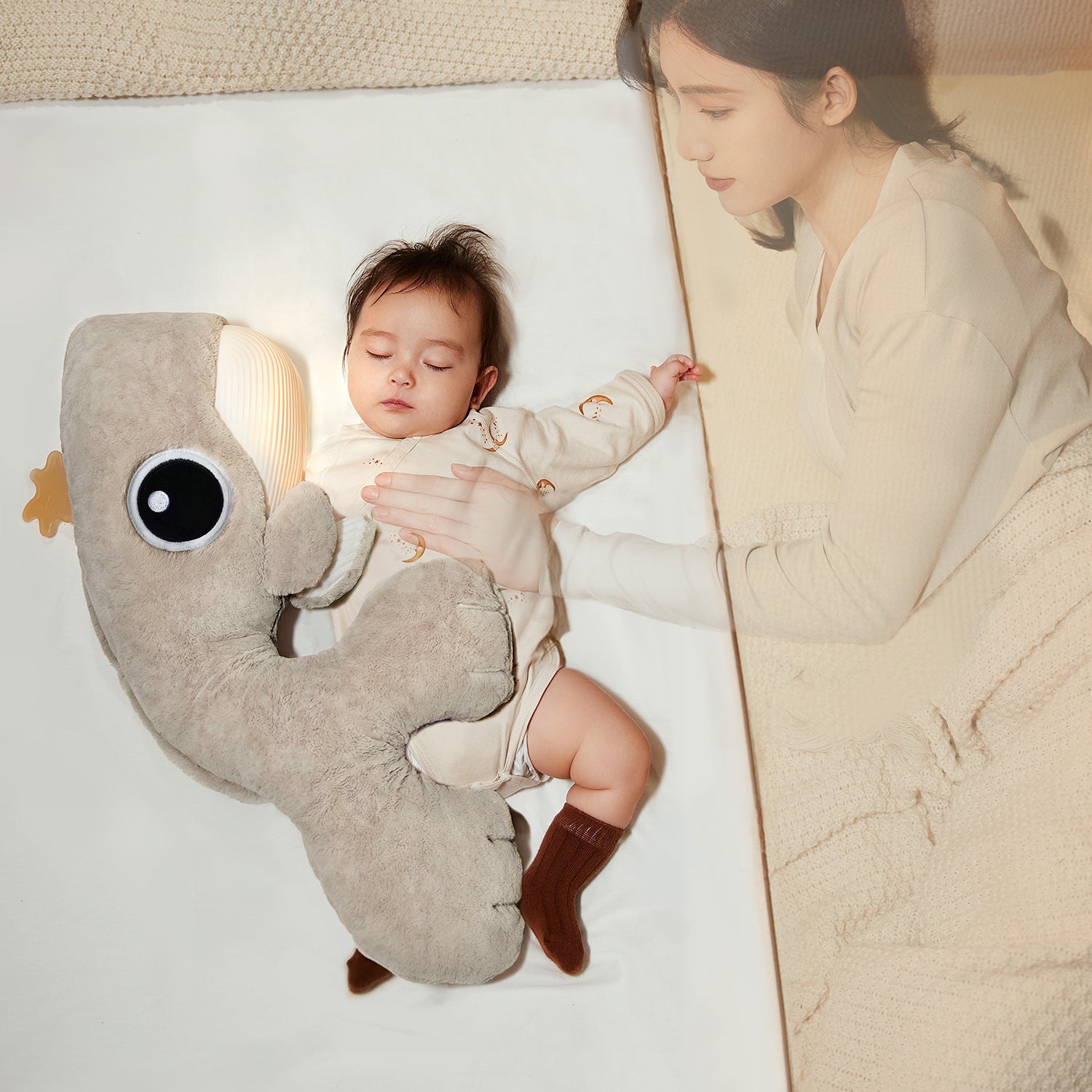 Thanks to the smart cry sensor, the SleepWell Whale reacts to the baby's cry from 80 decibels. If the sensor detects noises, the whale activates the combination of soothing functions set by the parents in advance.