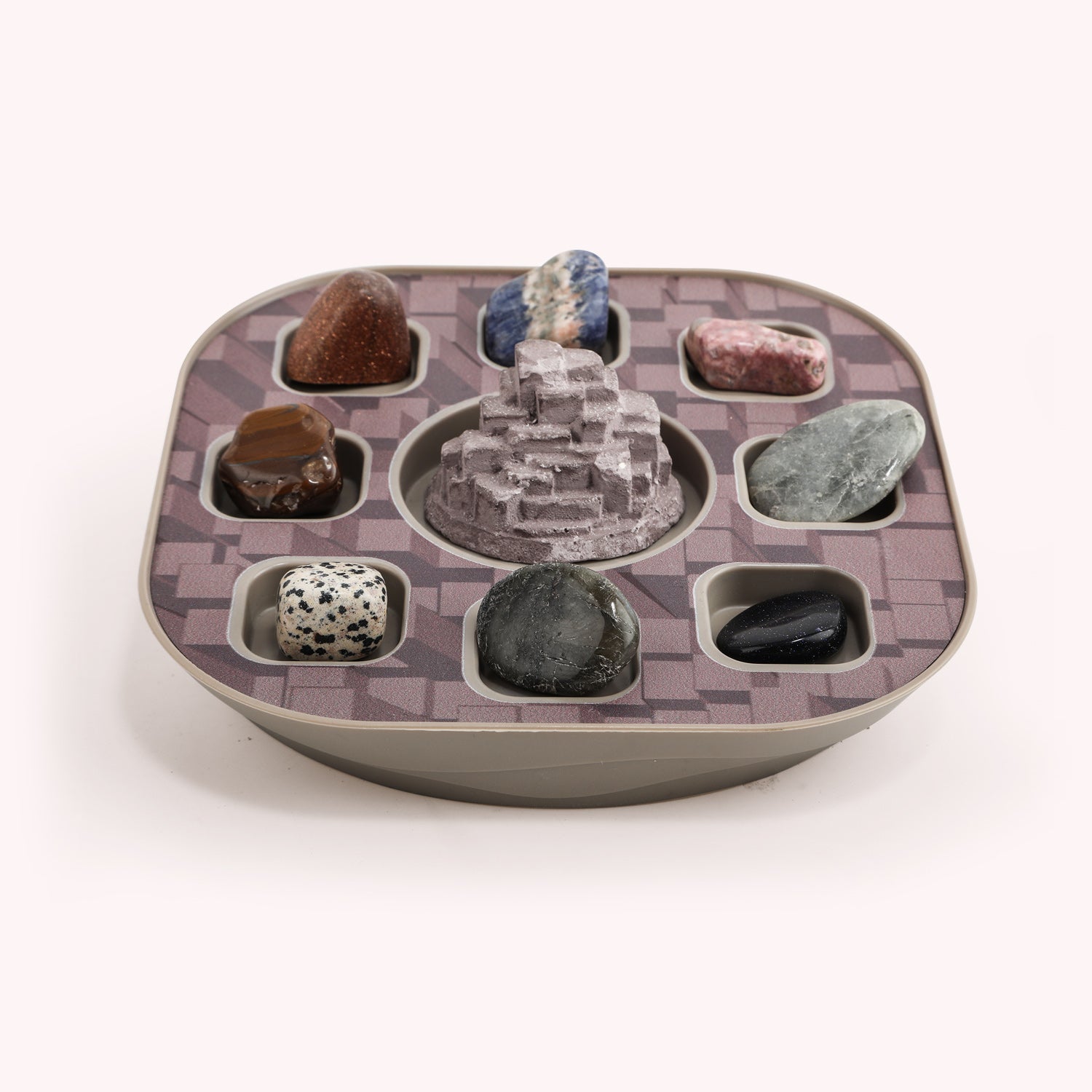 Like a real geologist, kids dig up gemstones, analyse them by colour, transparency, shine, and document their finds. Once they have found all eight gems, they can present their collection of gems on the back of the base.